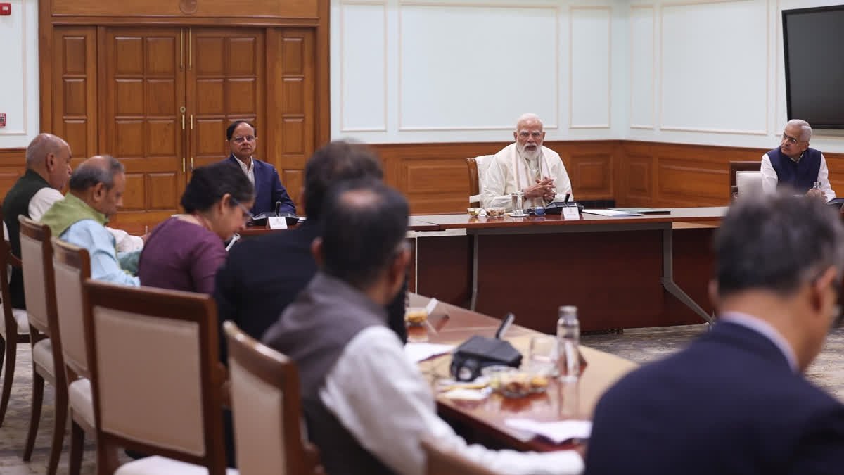 PM Modi Meets Economic Advisory Council, Discusses Growth Prospects Amid West Asia Conflict