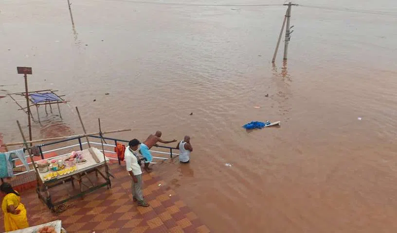 Godavari crosses first warning level at Bhadrachalam as inflows continue to rise