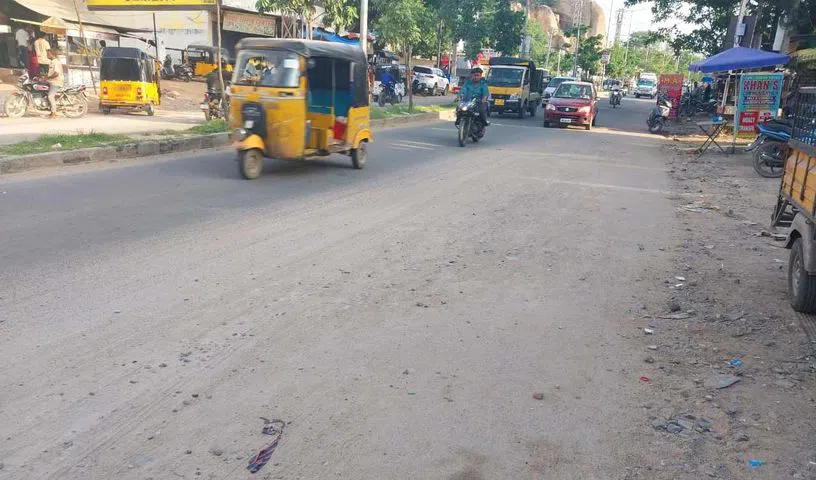 Silt, poor lighting raise safety concerns on Barkas-Pahadi Shareef road